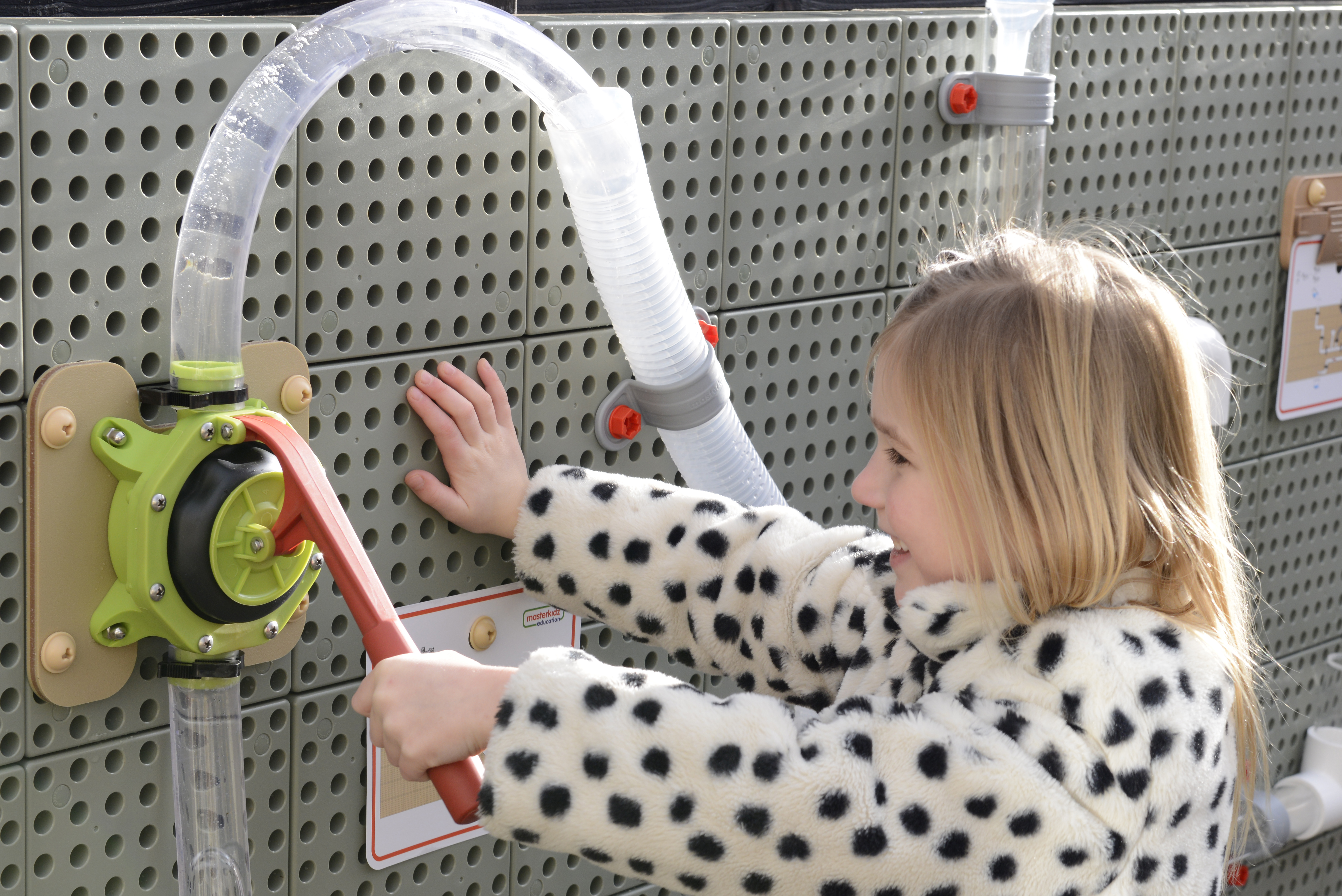 MASTERKIDZ rankinė vandens pompa hidrauliniam rinkiniui STEM sienelei aprašymas - Prekės nuotrauka