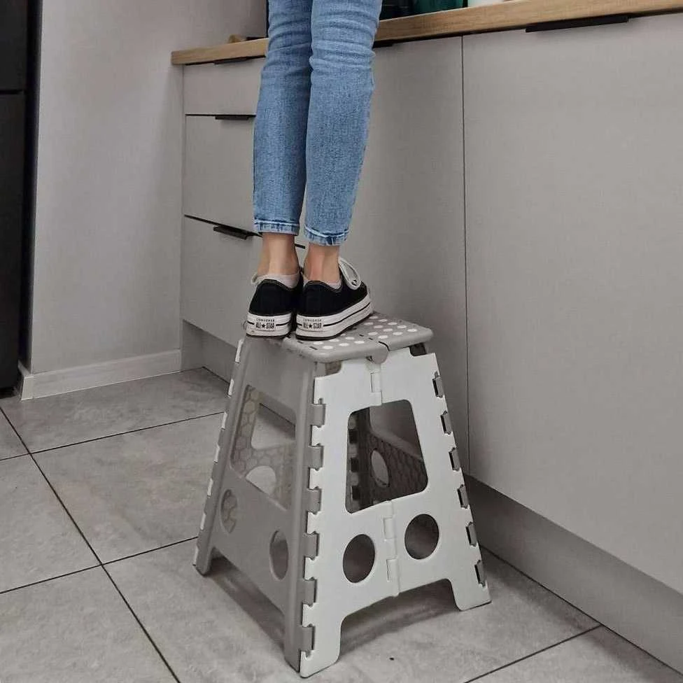 KIK Neslystanti sulankstoma taburetė, aukšta 39 cm, šviesiai pilka