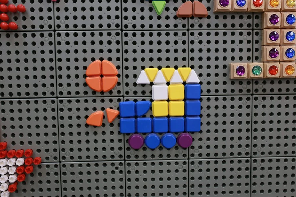 Masterkidz Žaislinis Geometrinių figūrų formos kaiščių rinkinys, 64 vnt