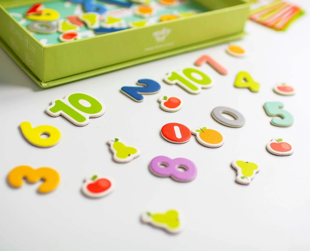Tooky Toys Paėmęs žaislinis medinis magnetinis žaidimas Montessori galvosūkis vaikams, mokantis suskaičiuoti vaisius 81 el.