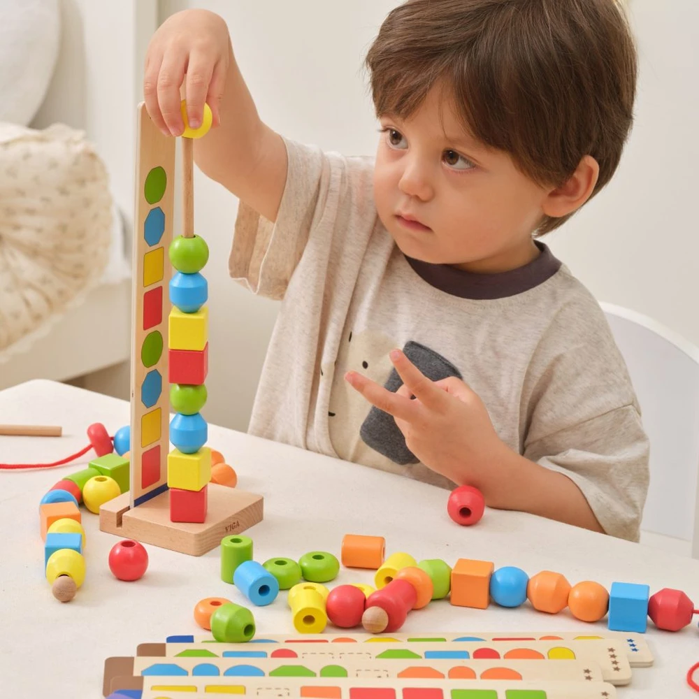 Viga Toys VIGA mediniai karoliukai vėrimo sekos raštams 64 vnt. 3+