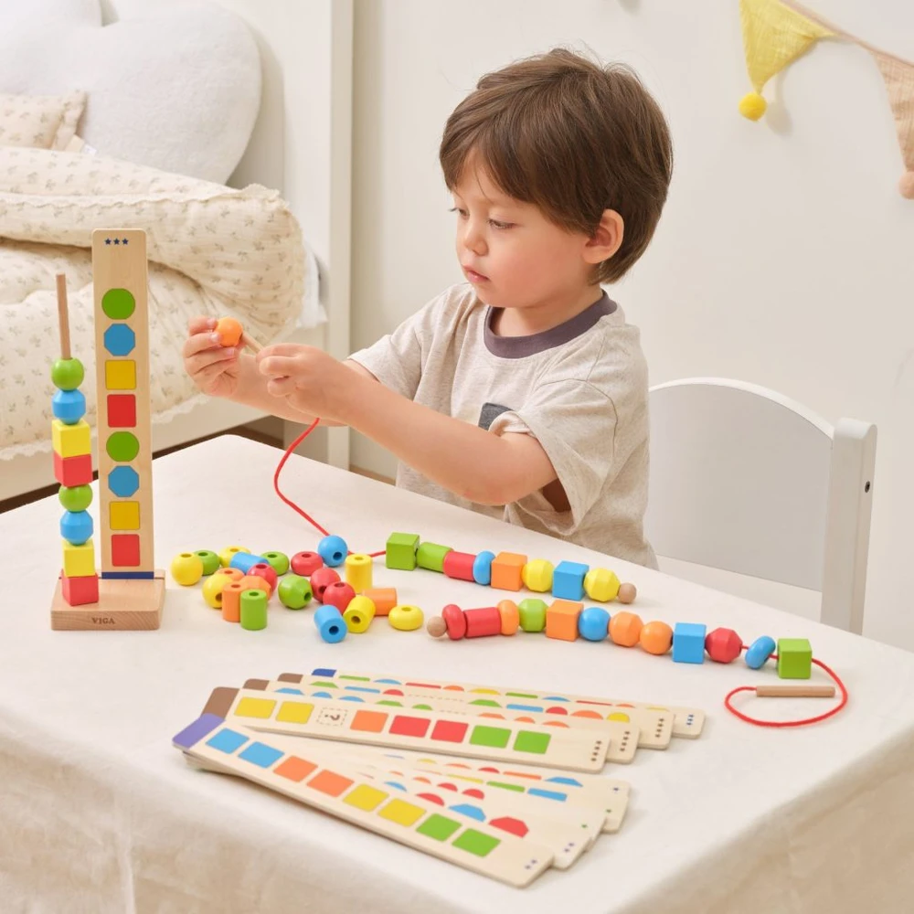 Viga Toys VIGA mediniai karoliukai vėrimo sekos raštams 64 vnt. 3+