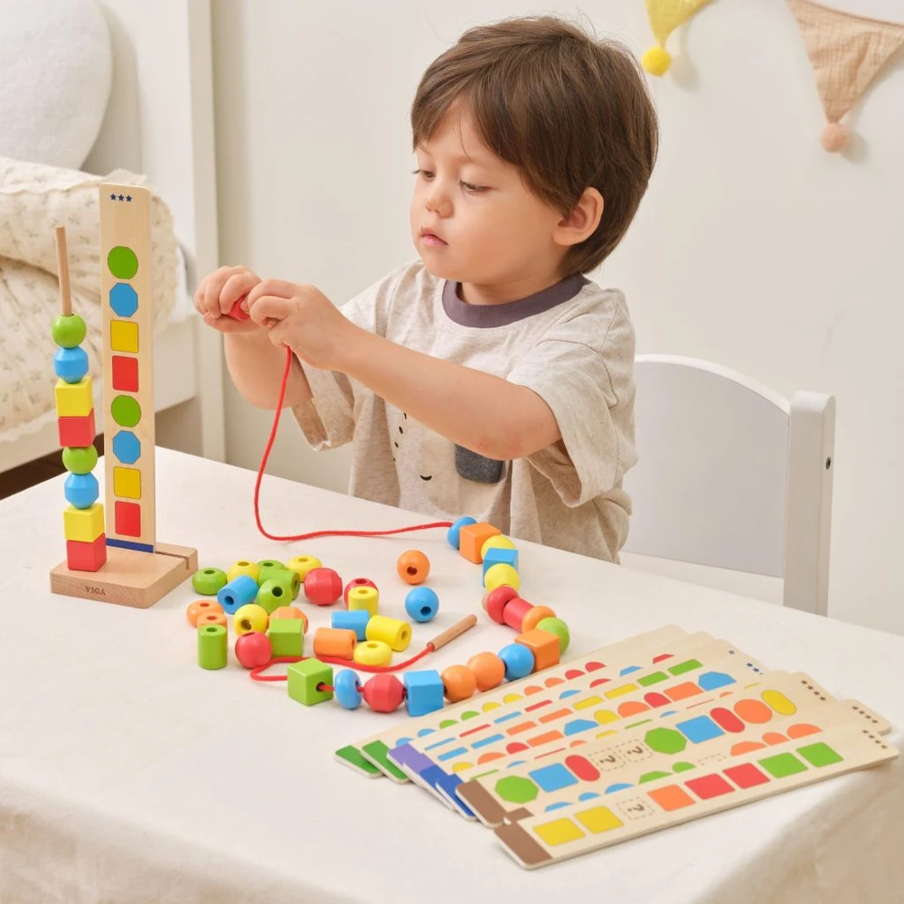 Viga Toys VIGA mediniai karoliukai vėrimo sekos raštams 64 vnt. 3+