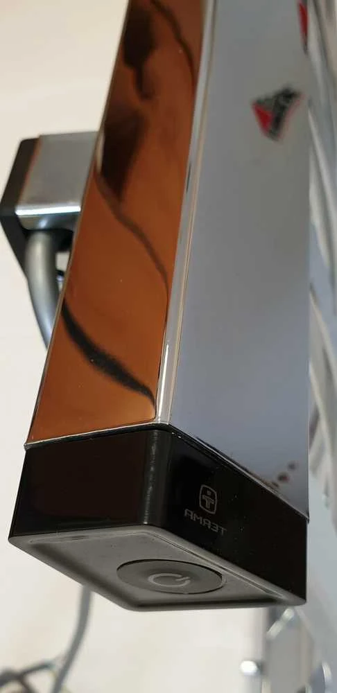 Elektrinis rankšluosčių džiovintuvas TERMA chromuotas 860x500 su 200W ONE kaitintuvu kairėje