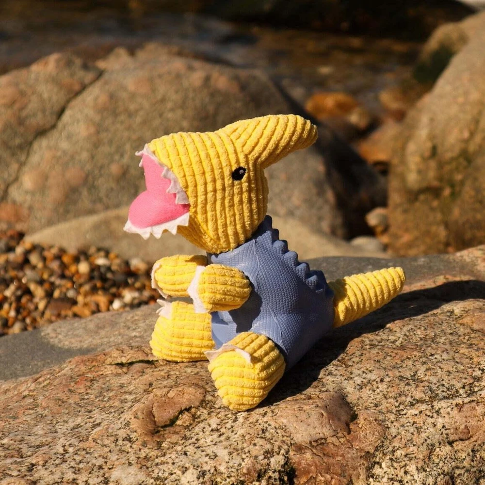 Dashi Žaislas „Parry Dino Toy“ – ėdalo angą turintis žaislas dinozauro formos, mėlynos ir geltonos spalvos, patvarus dizainas. Dashi