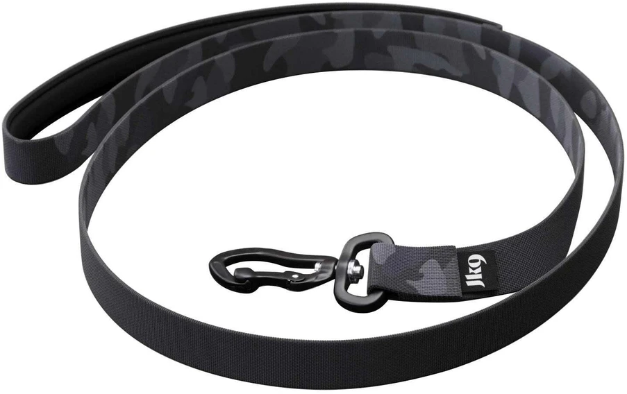 Julius-K9 MoreColor Night Camo pavadėlis – 120cm juosta, neopreninė rankena, juodas kamufliažas