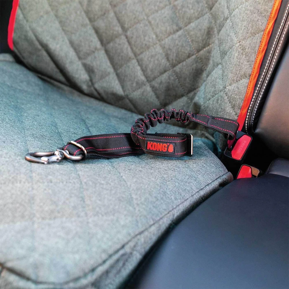 KONG Deluxe Travel pasukėjas – Paminkštintas automobilio saugos diržas su reguliuojamu saugos segtuku