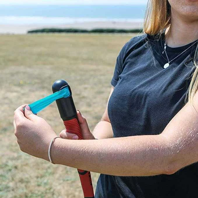 KONG HandiPOD kamuoliukų metiklis – Ergonomiška sviedimo lazda su integruotu šiukšlių maišelių dozatoriumi