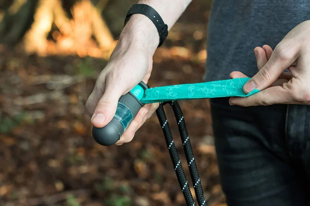 KONG Mini HandiPOD Clean Dispenser – Kompakti maišelių laikiklis su integruotomis dezinfekcinėmis servetėlėmis