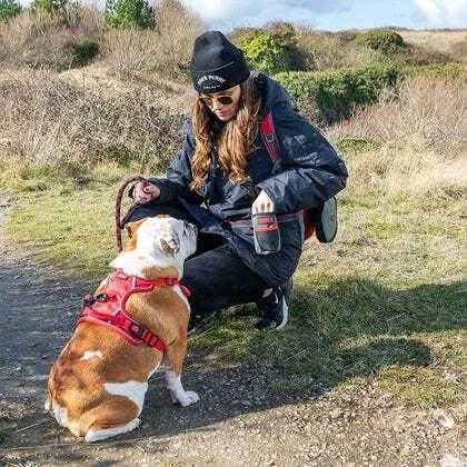 KONG Travel Pick-Up Dėtuvė – Kompaktiškas maišelių laikiklis su saugiu užtrauktuku ir spaustuku tvirtinimui