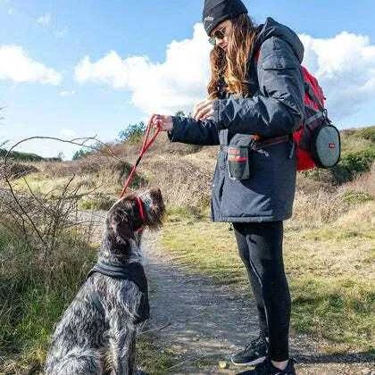 KONG Travel Pick-Up Dėtuvė – Kompaktiškas maišelių laikiklis su saugiu užtrauktuku ir spaustuku tvirtinimui