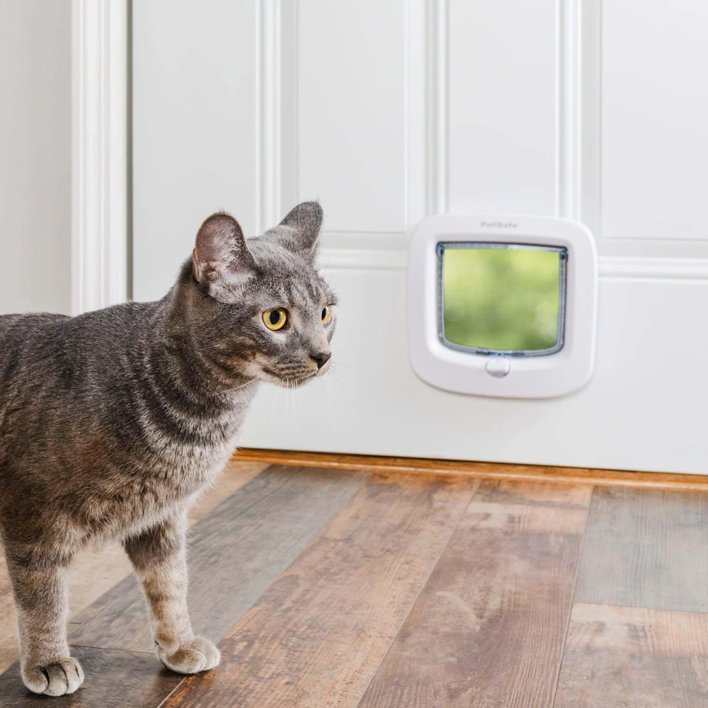 PetSafe katės durelės su rankiniu užraktu – baltos, suŷ integruotu tuneliu ir saugiu užraktu
