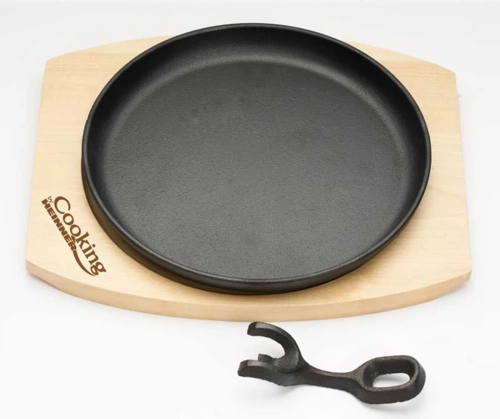 Apvali serviravimo lėkštė, 22 cm, gryno ketaus, su nuimama rankena ir mediniu pagrindu, „Cooking by Heinner“