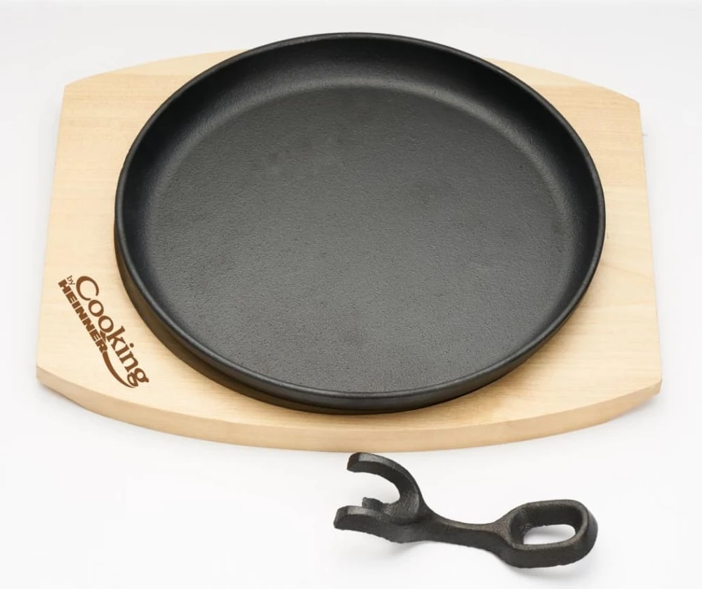 Apvali serviravimo lėkštė, 22 cm, gryno ketaus, su nuimama rankena ir mediniu pagrindu, „Cooking by Heinner“
