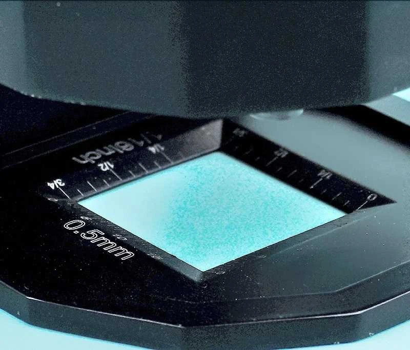 Didinamasis stiklas su LED UV apšvietimu ir perforacija 30x