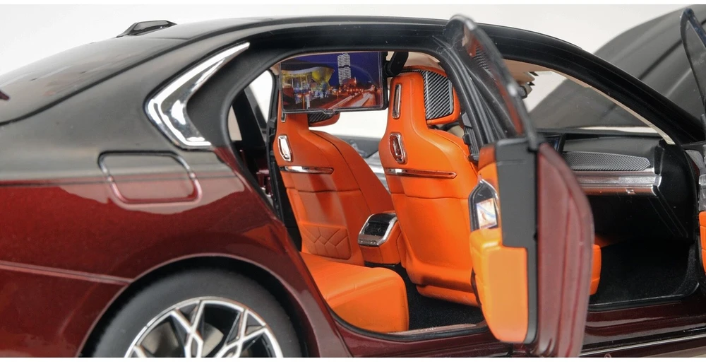 BMW i7 (G70), 2022 - 1:18 Minichamps