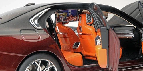 BMW i7 (G70), 2022 - 1:18 Minichamps