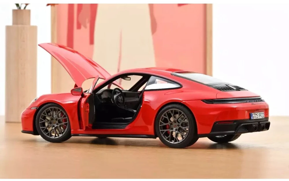 Porsche 911 Carrera 4 GTS, 2025 - 1:18 Norev