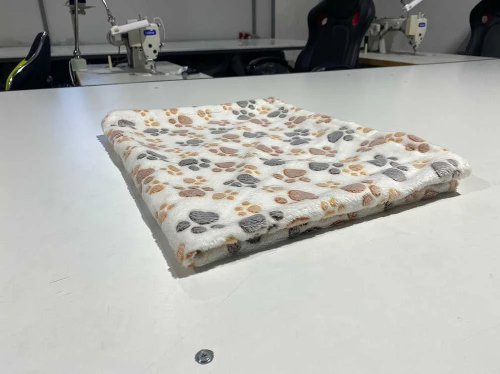 Aio Factory Vilnonė antklodė 70x50 cm, šviesios letenėlės