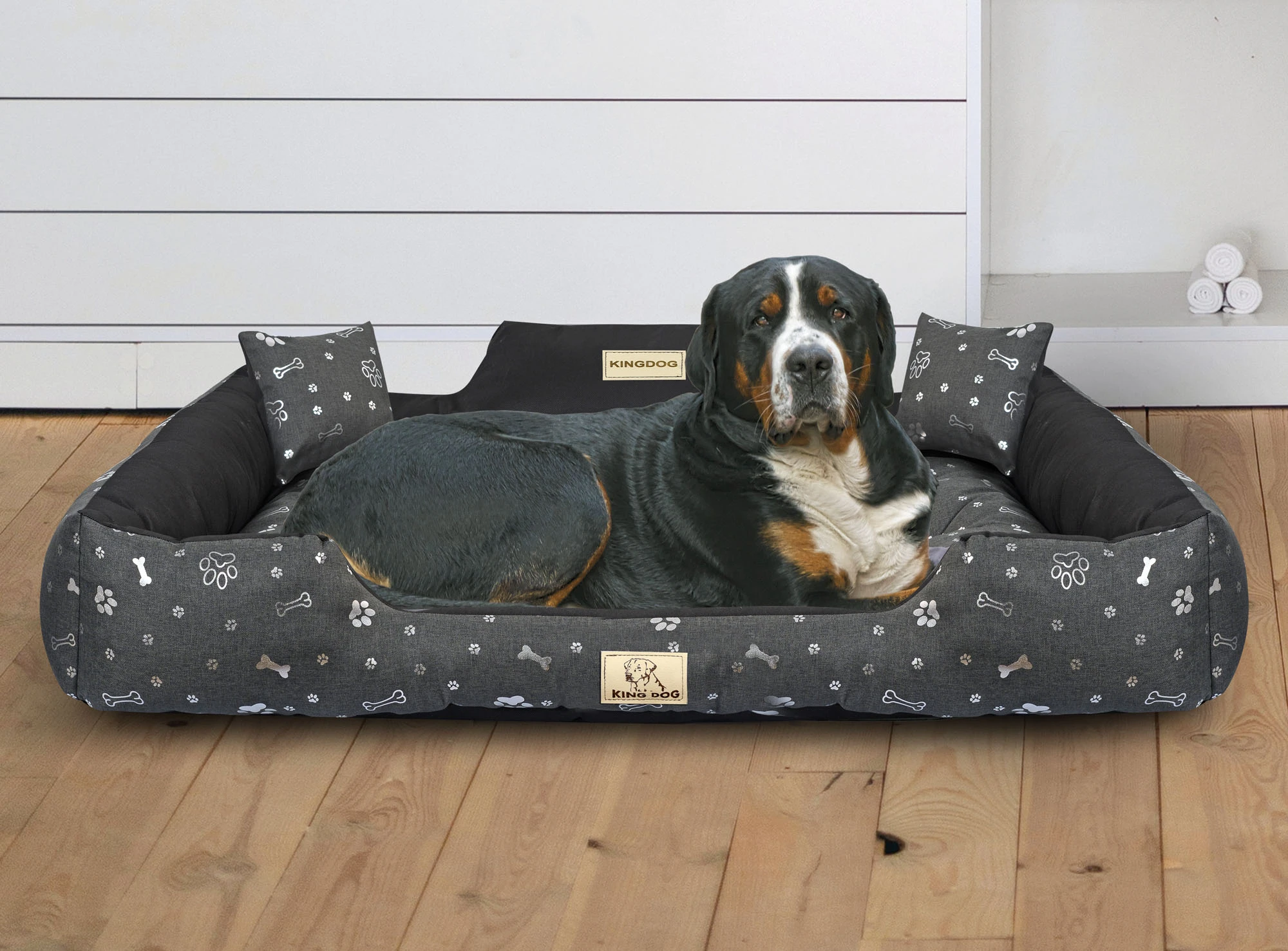Aio Factory Šuns guolis KINGDOG 115x95 cm, personalizuotas, vandeniui atsparus, sidabriniai kaulai aprašymas - Prekės nuotrauka