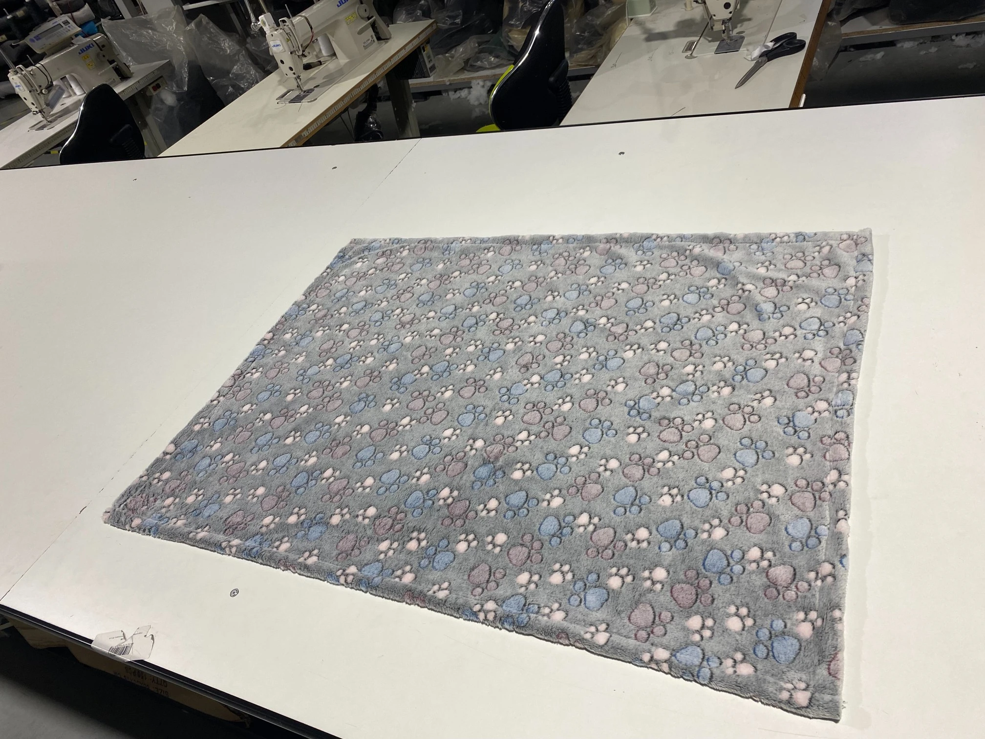 Aio Factory Vilnonė antklodė 70x50 cm, letenėlės tamsios aprašymas - Prekės nuotrauka