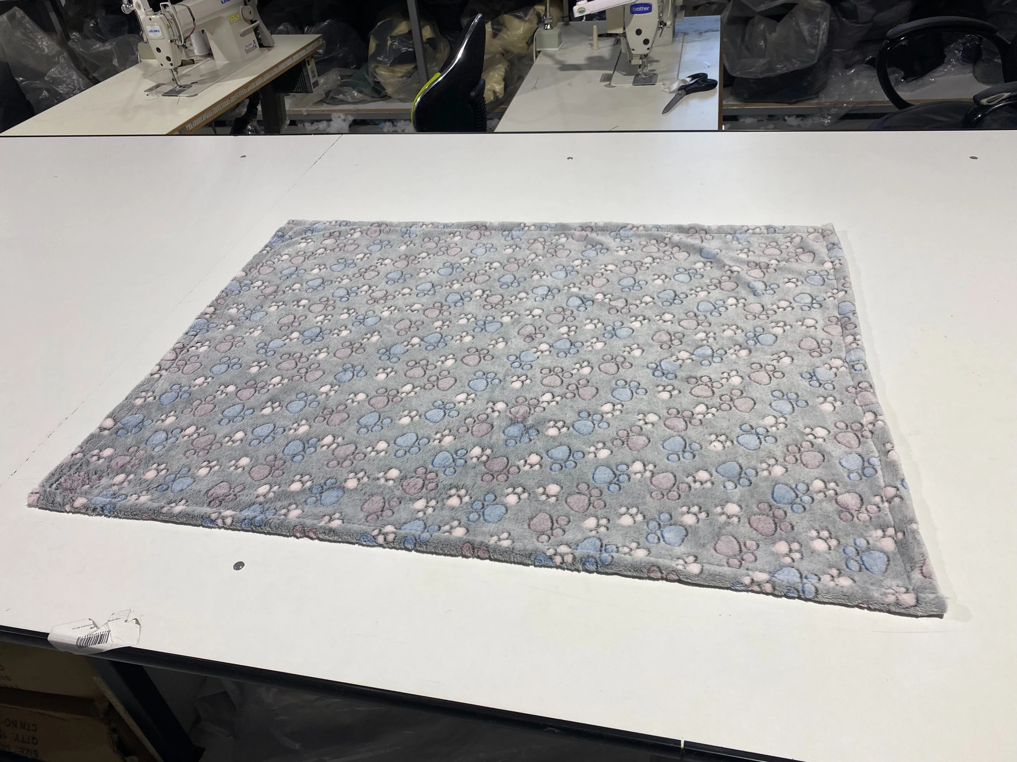 Aio Factory Vilnonė antklodė 70x50 cm, letenėlės tamsios aprašymas - Prekės nuotrauka