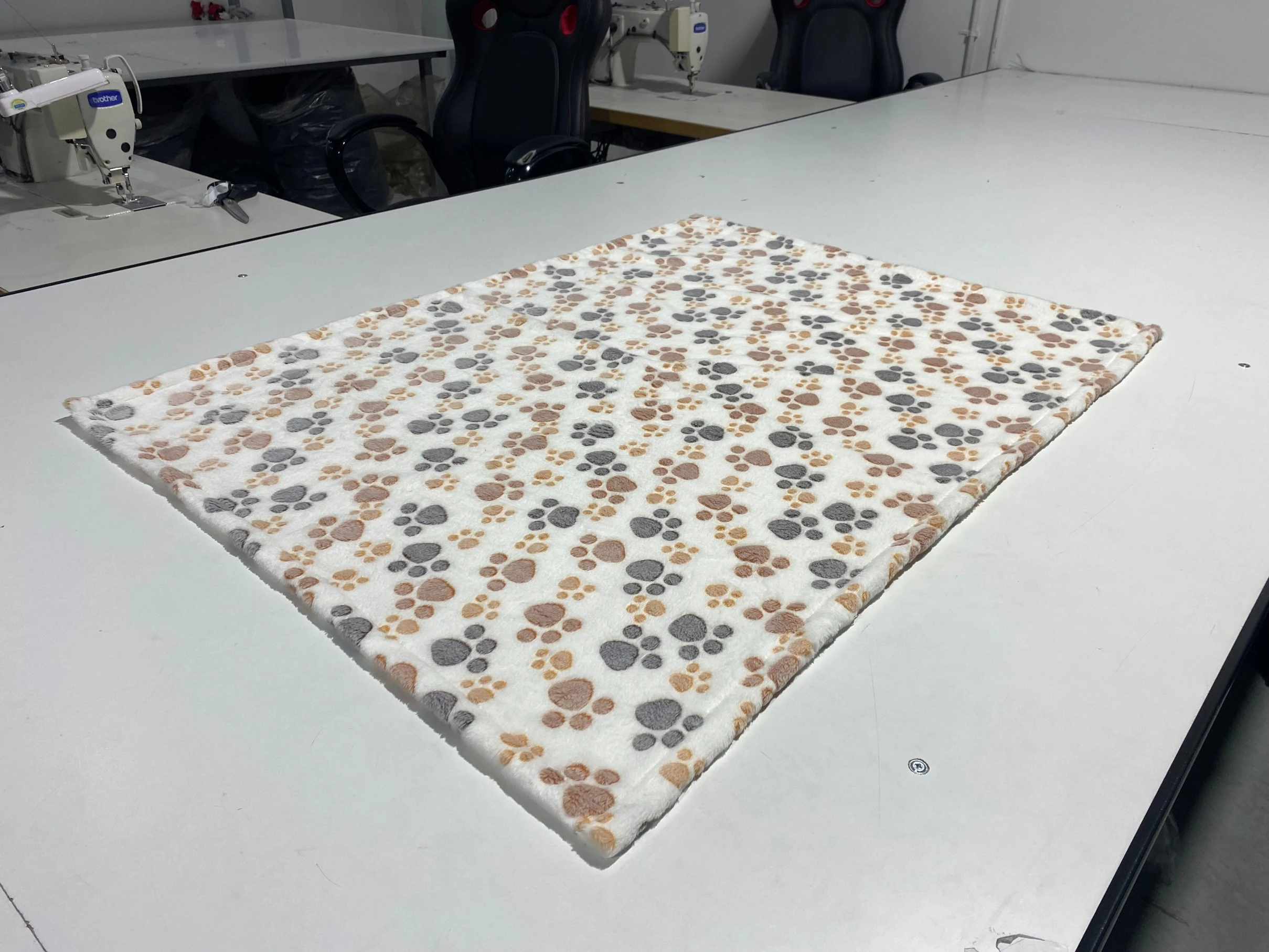 Aio Factory Vilnonė antklodė 70x50 cm, šviesios letenėlės aprašymas - Prekės nuotrauka