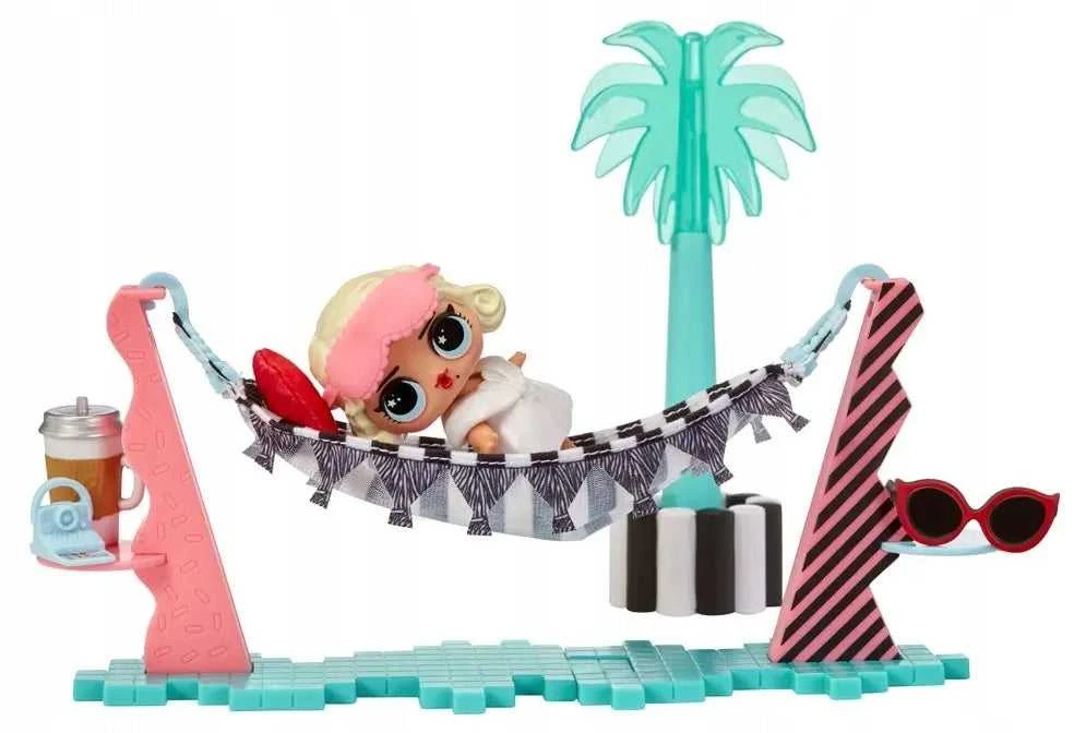 MGA Lėlė siurprizas L.O.L. Surprise! O.M.G. House of Surprises Vacay Lounge Playset