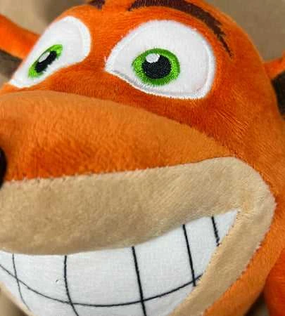 Whitehouse Leisure Crash Bandicoot talismanas Crash pakelia letenas 32cm
