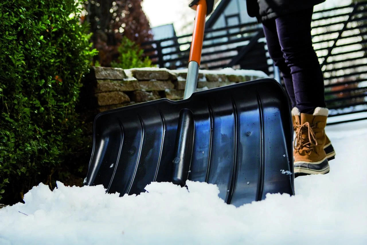Fiskars SnowXpert kastuvas sniegui 1062828, juodas / oranžinis