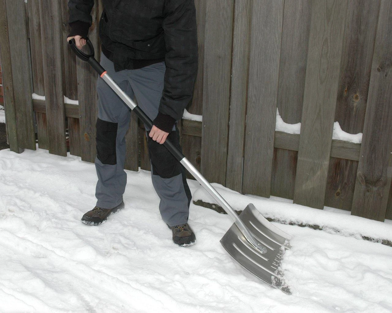 Fiskars Lengvas ir tvirtas aliumininis sniego kastuvas 44cm (1001636)