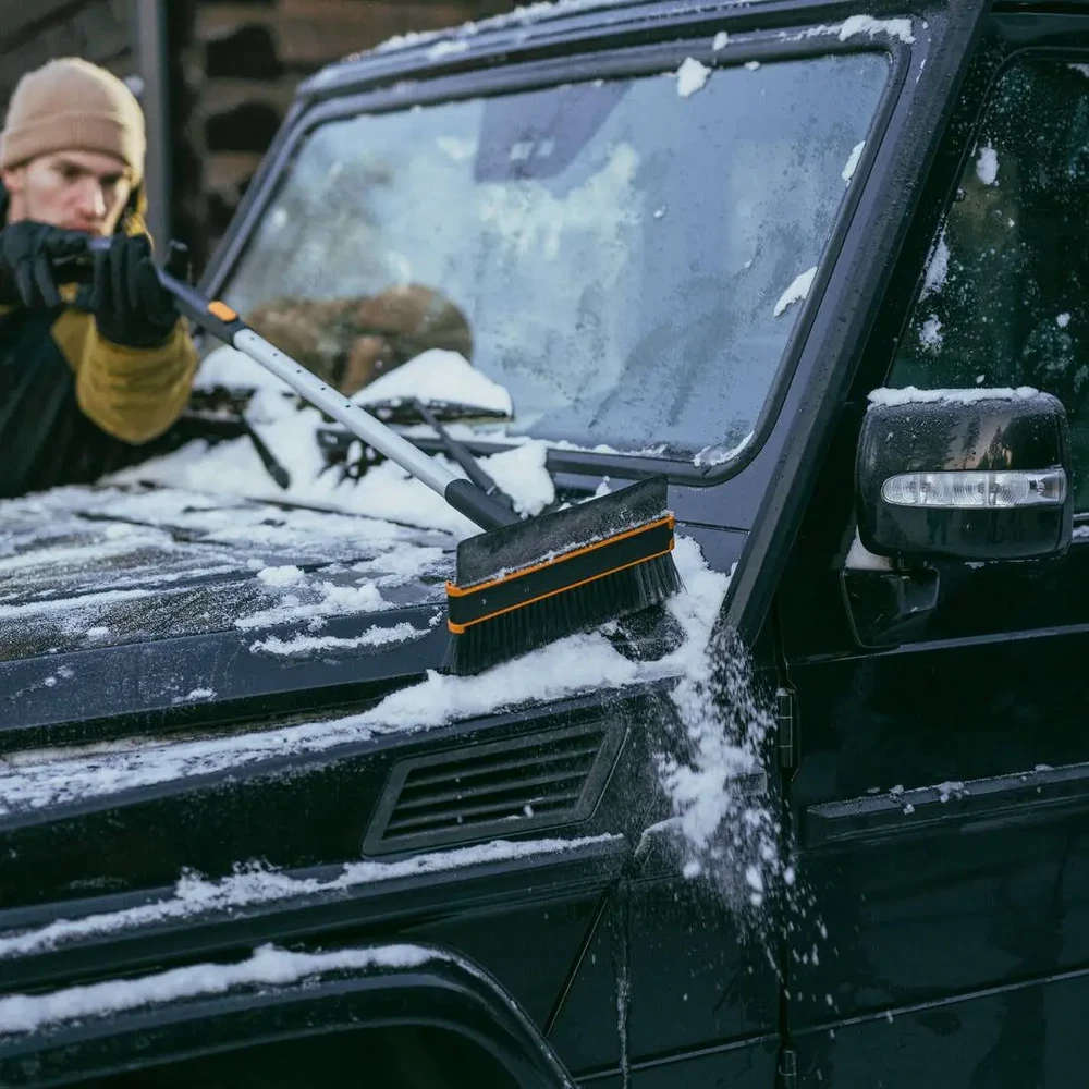Teleskopinis automobilinis pasukamas sniego šepetys su grandikliu Fiskars X-series