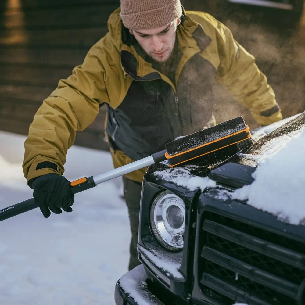 Teleskopinis automobilinis pasukamas sniego šepetys su grandikliu Fiskars X-series