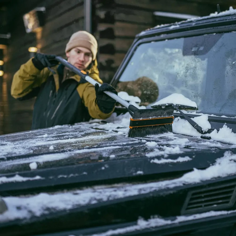 Teleskopinis automobilinis pasukamas sniego šepetys su grandikliu Fiskars X-series