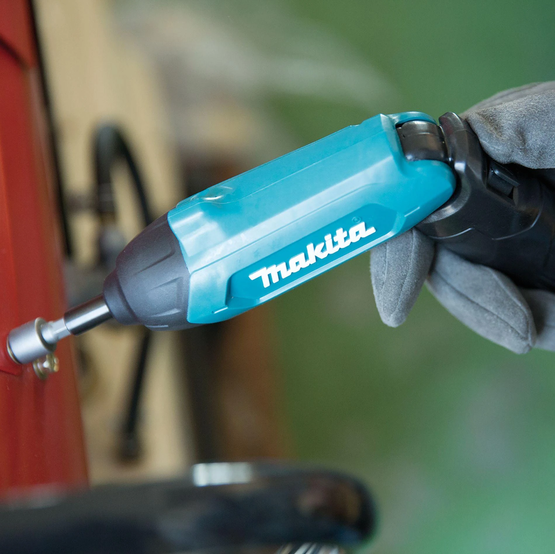 Makita DF001DW Akumuliatorinis suktuvas 1,5Ah įmontuotas Li-ion akumuliatorius; mikro USB įkrovimas; 4Nm; 1/4"; LED; 81 vnt. priedų rinkinys