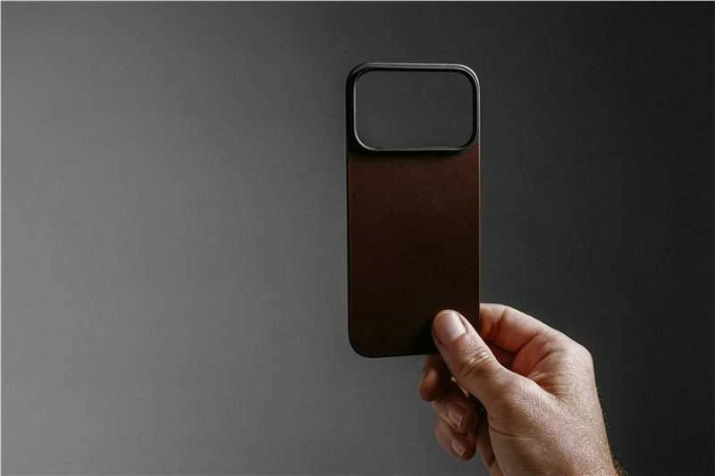 Dėklas Nomad Magnetic Leather Back, juodas (Horween), Magsafe - iPhone 17 Pro