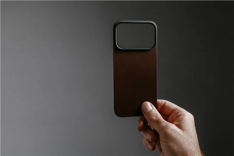 Dėklas Nomad Magnetic Leather Back, rustic rudos spalvos (Horween), Magsafe – iPhone 17 Pro