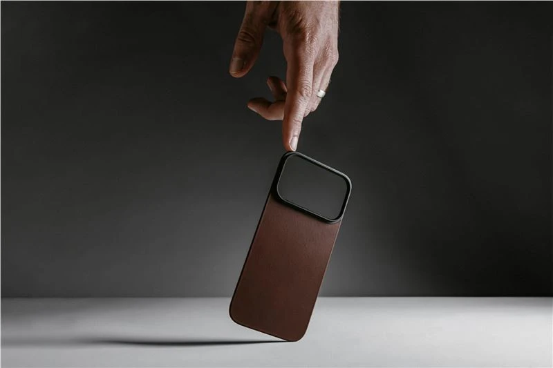 Dėklas Nomad Magnetic odinis galinis dangtelis, rustic rudos spalvos (Horween), Magsafe – iPhone 17 Pro Max