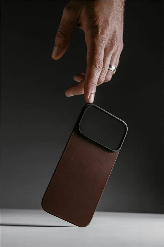 Dėklas Nomad Magnetic odinis galinis dangtelis, rustic rudos spalvos (Horween), Magsafe – iPhone 17 Pro Max