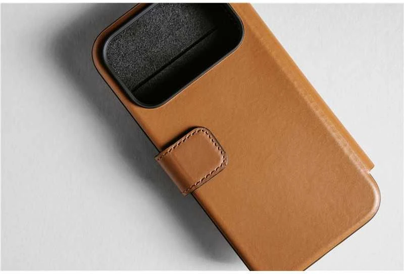 „Nomad Modern“ odinis dėklas, angliško gelsvo atspalvio – „iPhone 17 Pro Max“