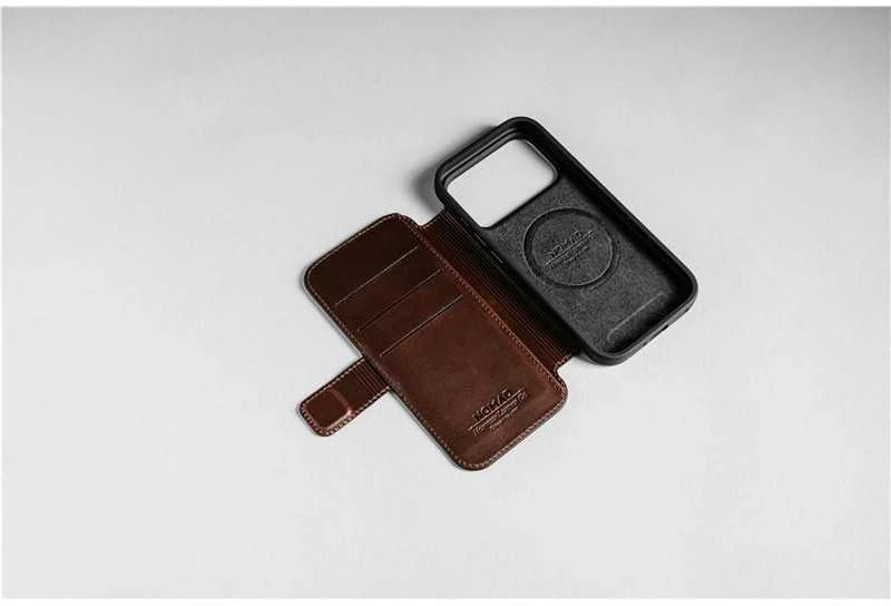 Dėklas „Nomad Modern Leather Folio“, kaimiško stiliaus rudas (Horween) – „iPhone 17 Pro Max“