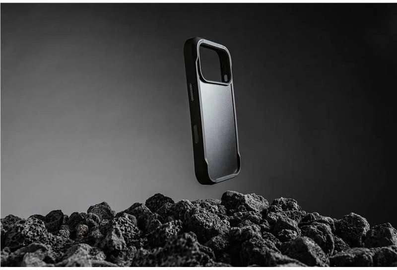Dėklas Nomad Rugged Odinis dėklas, juodas (Horween) - iPhone 17 Pro