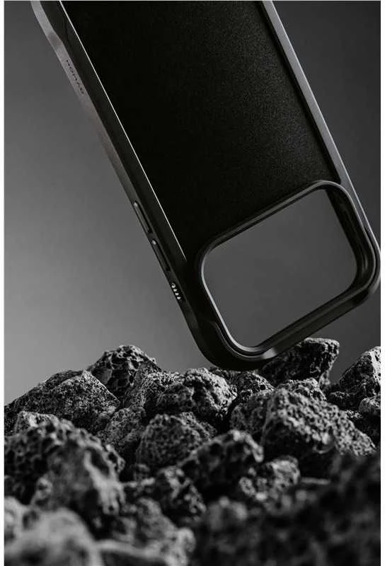 Dėklas Nomad Rugged Odinis dėklas, juodas (Horween) - iPhone 17 Pro