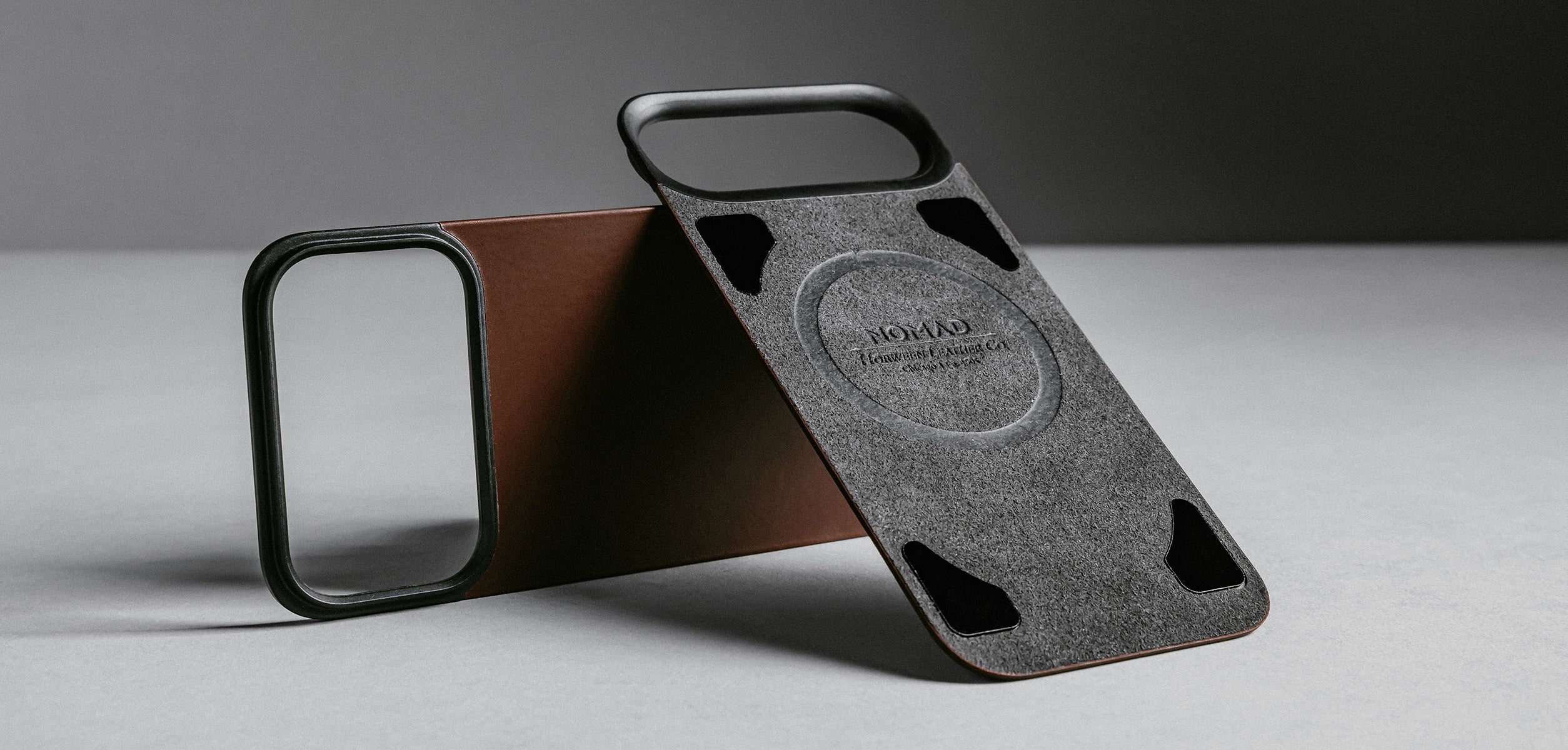 Dėklas Nomad Magnetinė odinė nugarėlė, juoda (Horween), MagSafe - iPhone 18 Pro/17 Pro aprašymas - Prekės nuotrauka