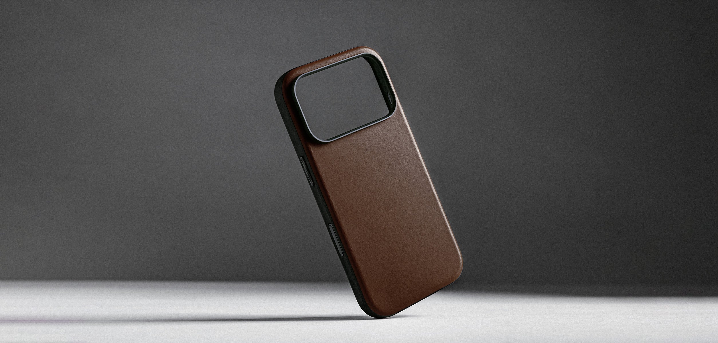 Nomad Modernus odinis dėklas, rudos spalvos - iPhone 18 Pro/17 Pro aprašymas - Prekės nuotrauka