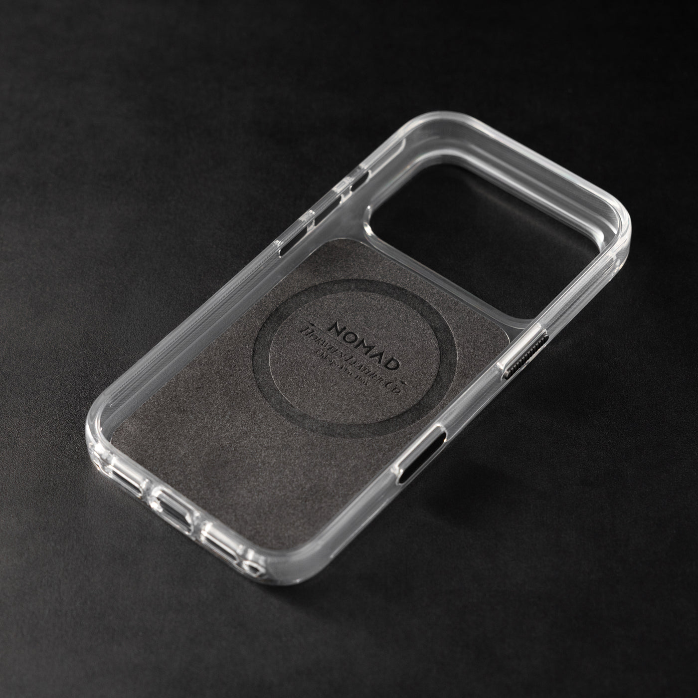 Nomad skaidrus odinis dėklas, balno ruda (Horween) - iPhone 18 Pro Max/17 Pro Max aprašymas - Prekės nuotrauka