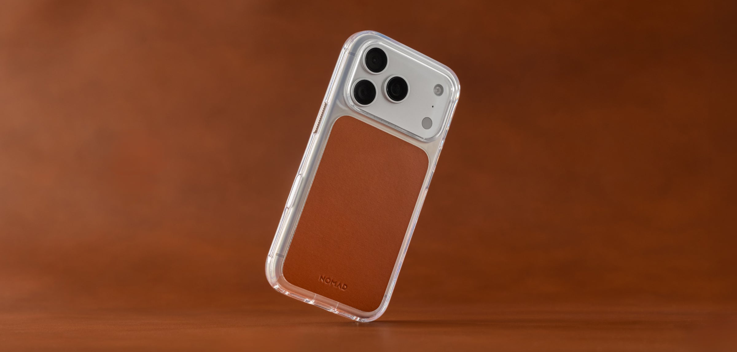 Nomad skaidrus odinis dėklas, balno spalvos (Horween) - iPhone 18 Pro/17 Pro aprašymas - Prekės nuotrauka