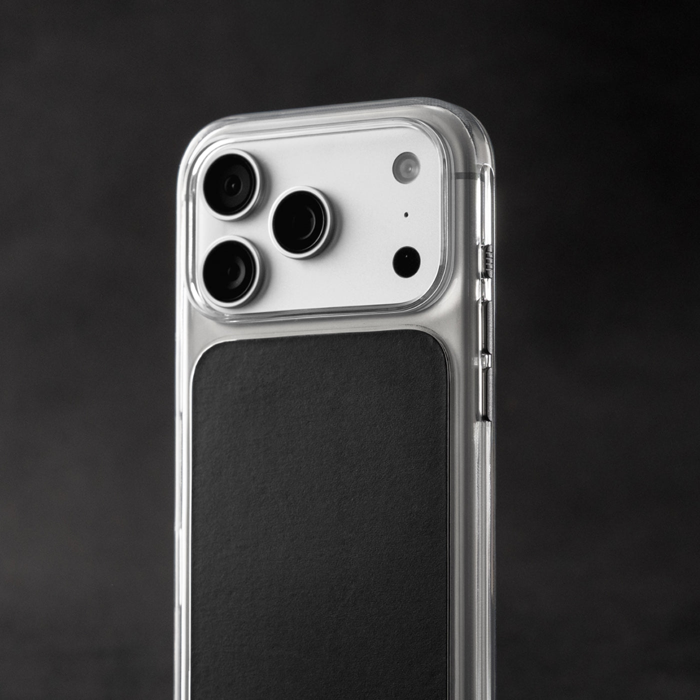 Nomad skaidrus odinis dėklas, balno spalvos (Horween) - iPhone 18 Pro/17 Pro aprašymas - Prekės nuotrauka