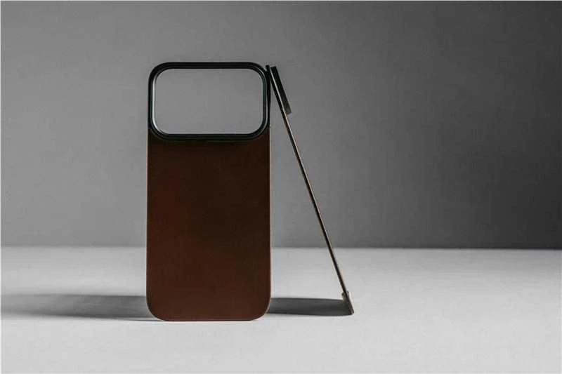 „Nomad“ magnetinis odinis dėklas, kaimiško stiliaus rudas (Horween), „Magsafe“ – „iPhone 17 Pro Max“