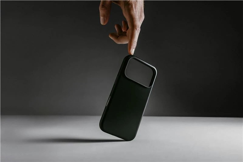 Nomad Modern dėklas, vulcan juodos spalvos – iPhone 17 Pro Max
